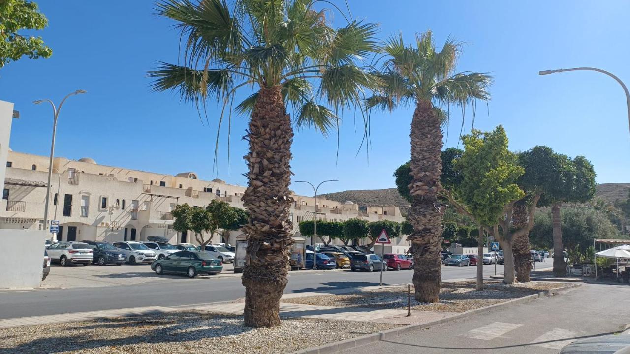 Vivienda a pie de calle en Agua Amarga a 250 metros de la playa Exterior foto